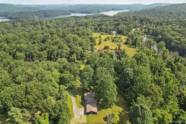 Building Photo - 20-A Apple Bee Farm Ln
