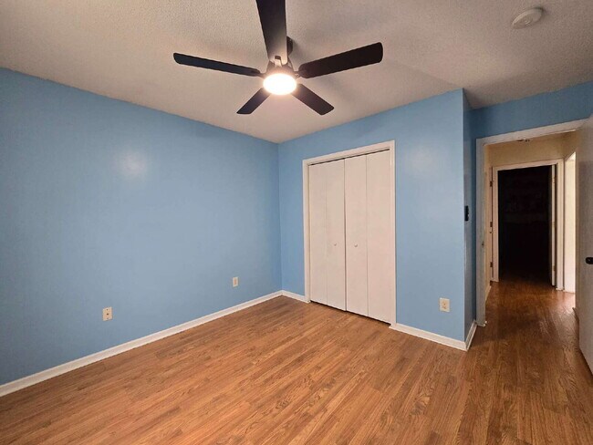 Building Photo - "Charming 3-Bedroom Home with 2 Full Baths in Jacksonville's Cozy Winterberry Court!"