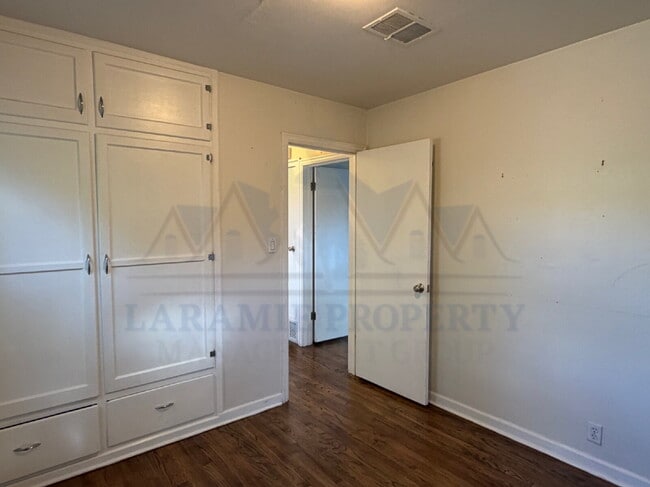 Building Photo - Charming 3 Bedroom 2 Bathroom House