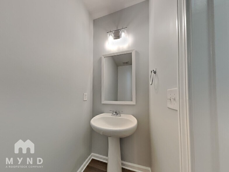 Building Photo - 2909 Ridgeview Dr