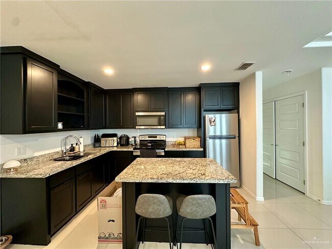 Building Photo - 18 Wolverine St