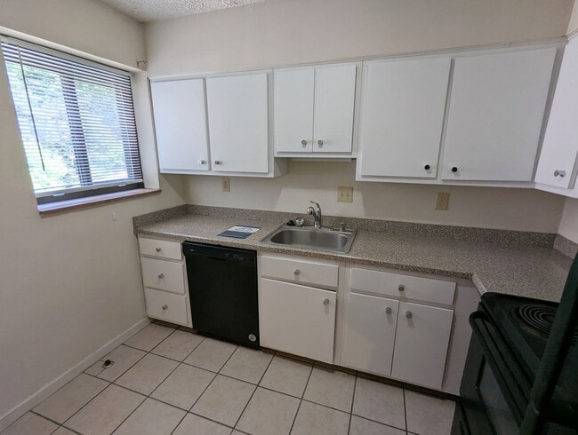 Building Photo - 2 Bedroom 2 Bathroom Condo Apartment (Squirrel Hill North)