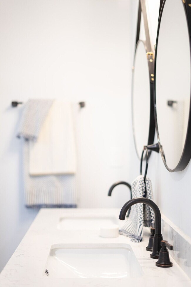 Building Photo - 24 Seth St