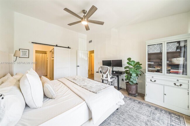 Building Photo - 3207 S Lakeview Cir