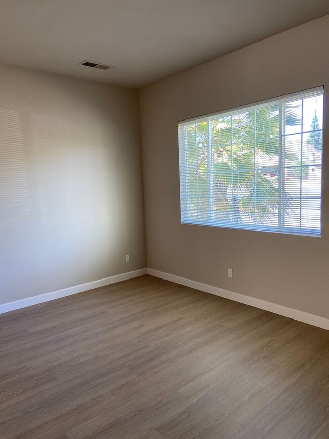 Building Photo - Willow Springs - Cozy 3 Bdrm, 2 Bath on culdesac. Walking distance to Folsom HS
