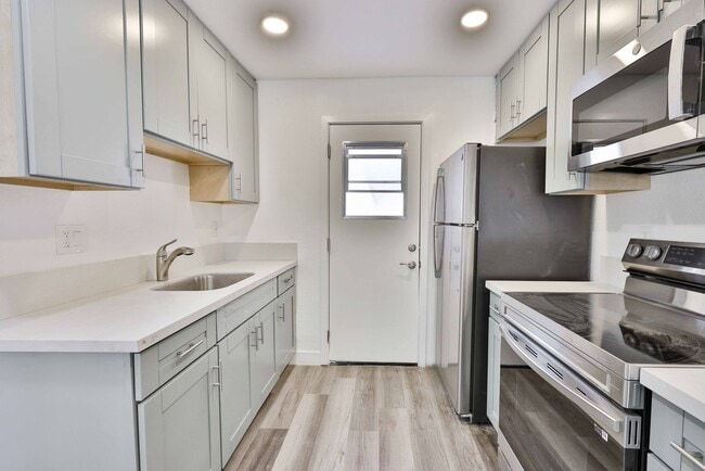 Building Photo - Modern 2 Bedroom 1 Bathroom in North Park!