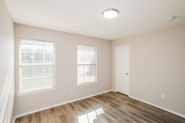 Building Photo - 307 Saddlebrook Dr