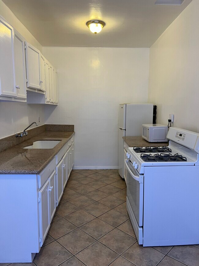 Building Photo - 2041 N Vermont Ave