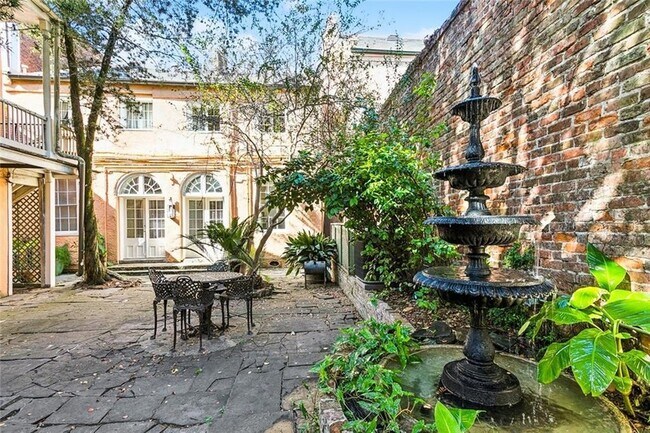 Building Photo - 1112 Royal St