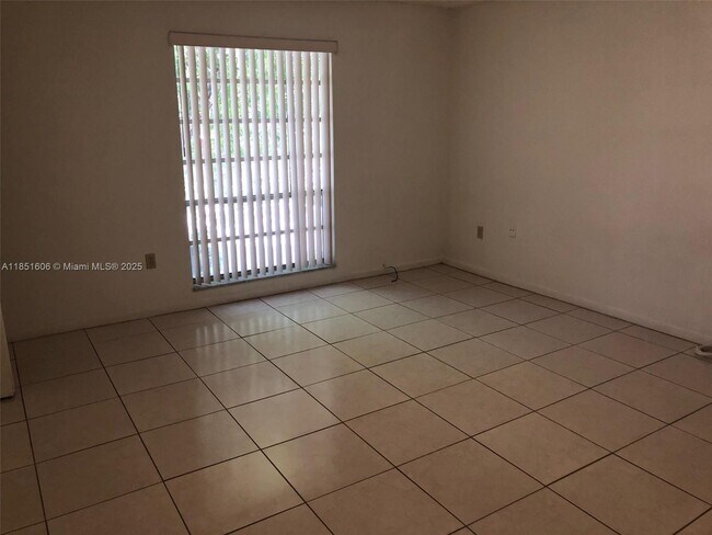 Building Photo - 10808 N Kendall Dr