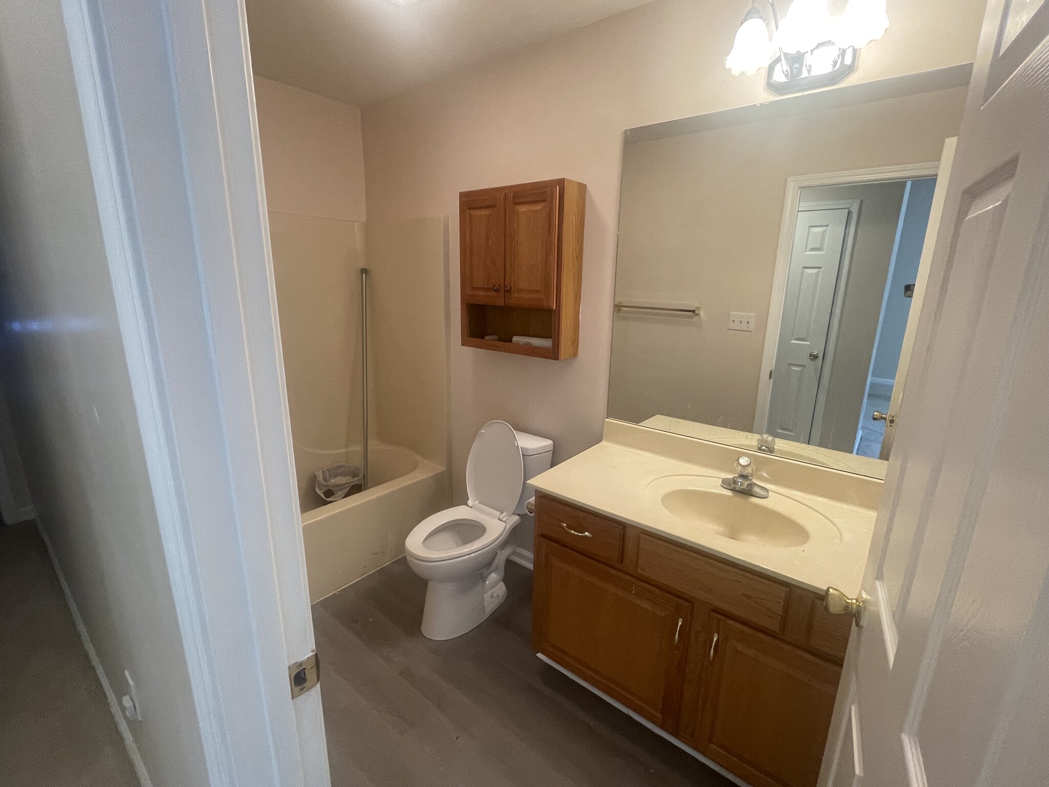 Full Bathroom - 2111 W Park Dr