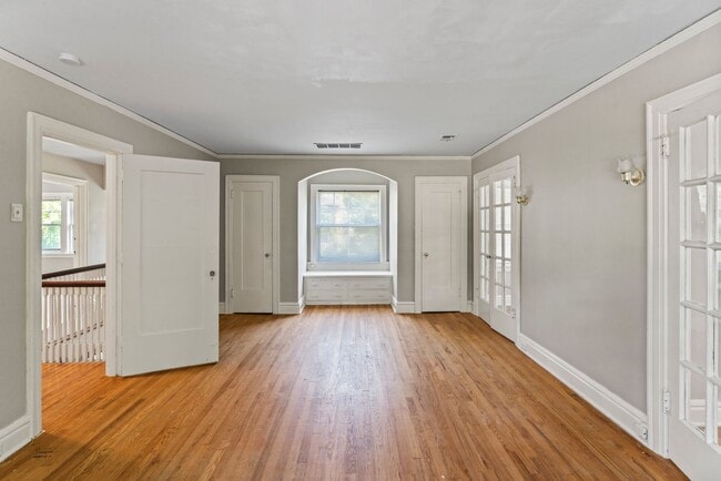 Building Photo - Charming 3-Bed Home Near UMKC with Hardwoo...