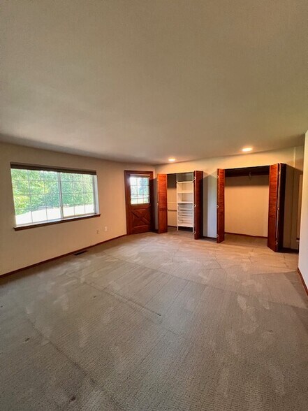 Building Photo - 400 E Old Ranch Rd