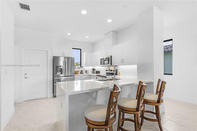 Building Photo - 5061 Penella Ave