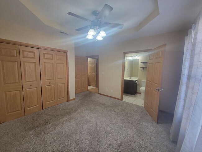 Building Photo - Beautiful 2 Bed, 2 Bath Luxury Condo - Free Month w/13 mo Lease!