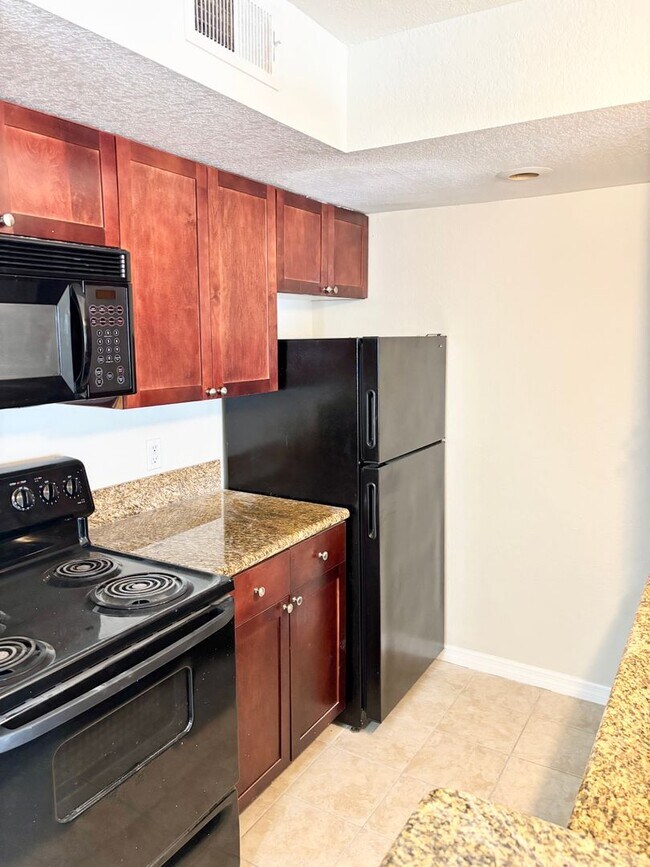 Building Photo - Modern comfort in Prime Orlando location –...