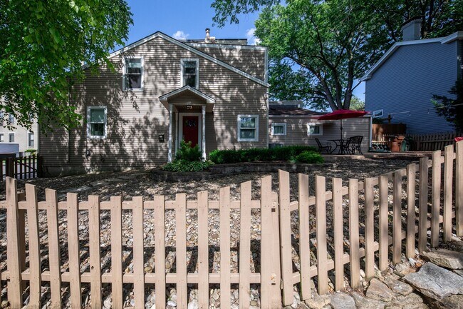 Primary Photo - 227 W 6th St