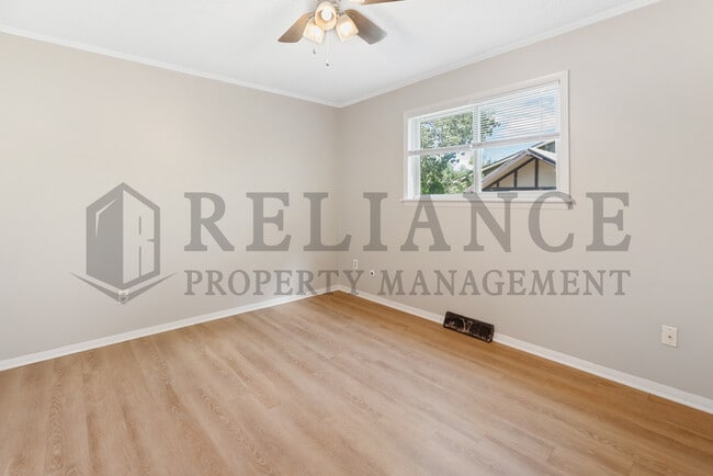Building Photo - 2202 S White Oak Dr