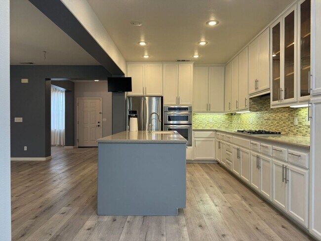 Building Photo - Polished and Chic 4/2 Available NOW!!