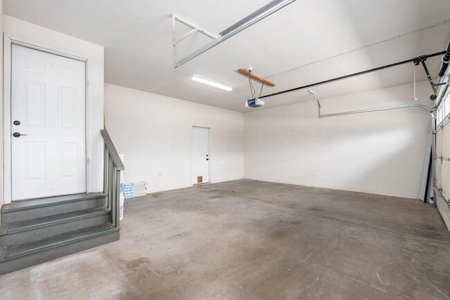 Building Photo - 908 S Manzanita Dr