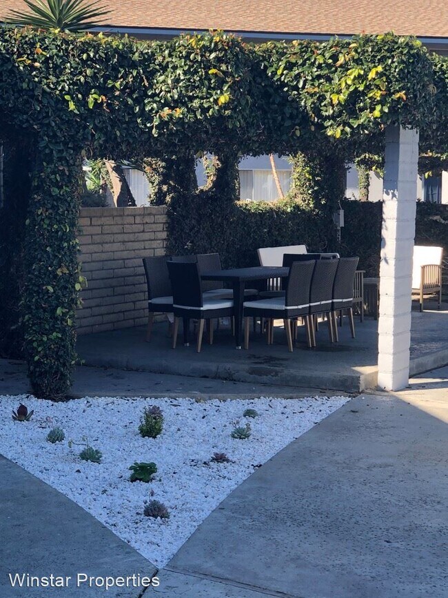 Building Photo - 2 br, 1 bath Apartment - 317 E La Palma Ave