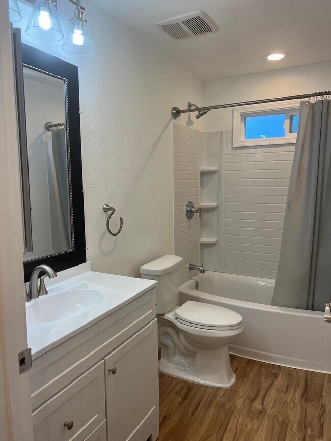 Building Photo - 555 C St