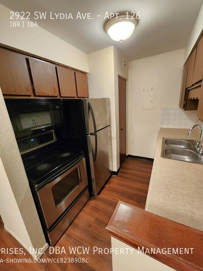 Building Photo - Huntington Condominiums, ground level, imm...