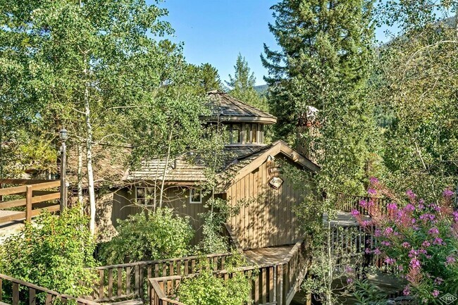 Building Photo - Classic Vail Retreat with 2 Kitchens, Loft Office, and 2-Car Garage