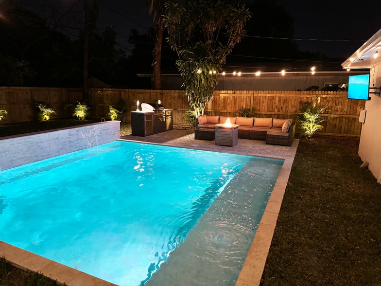 Building Photo - 111 N Cirus Ave