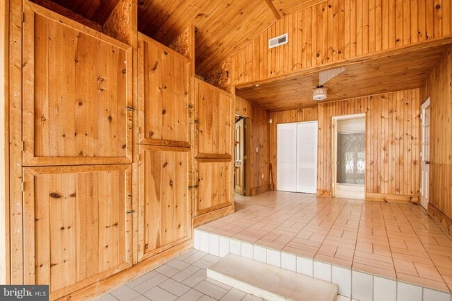 Building Photo - 6561 Shady Side Rd