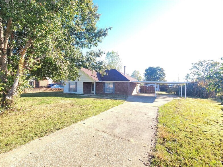 Building Photo - 1400 Hogan Rd