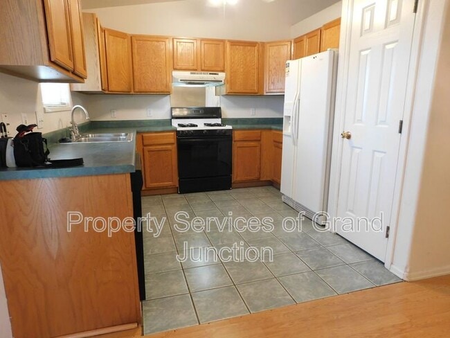 Building Photo - 2963 Bookcliff Ave