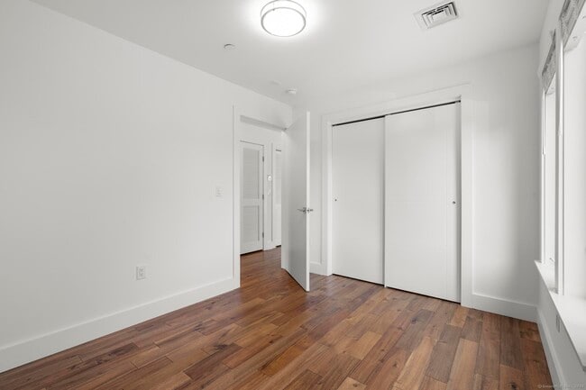 Building Photo - 245 E Main St