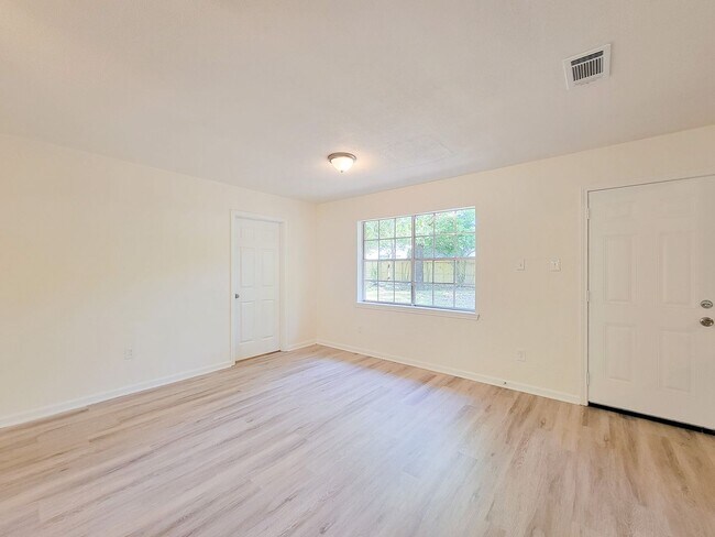 Building Photo - BEAUTIFUL RECENTLY REMODELED LEASE HOME IN HUNTSVILLE, TEXAS