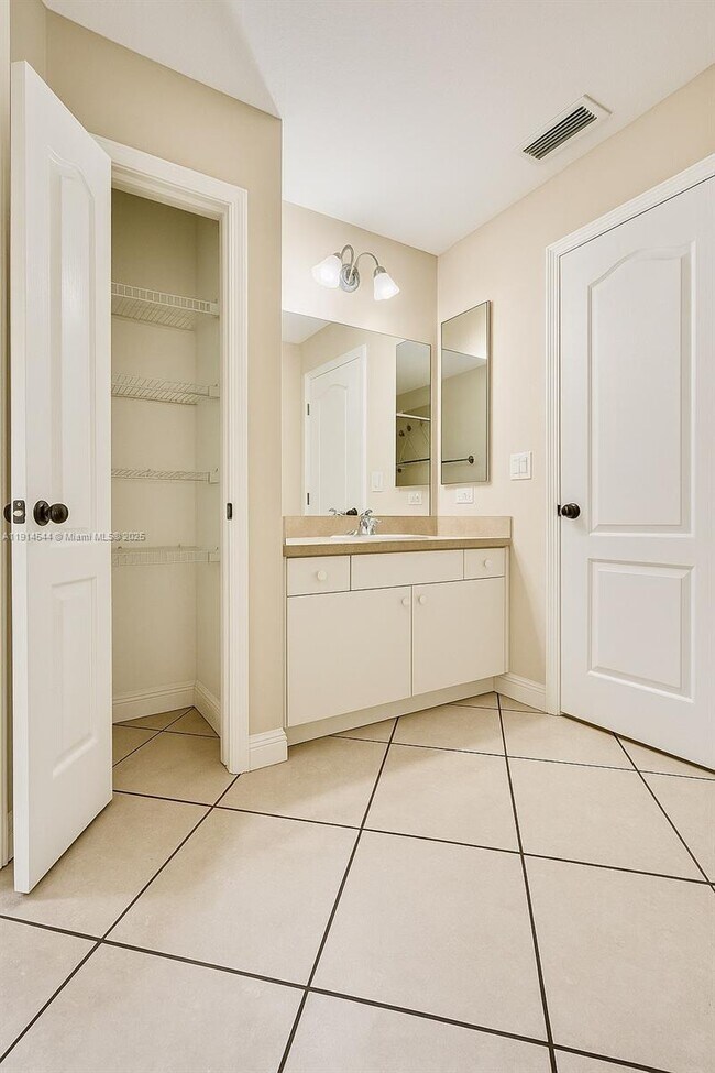 Building Photo - 2037 NE 24th Terrace