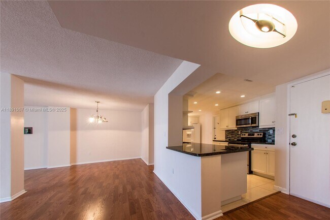 Building Photo - 1833 S Ocean Dr