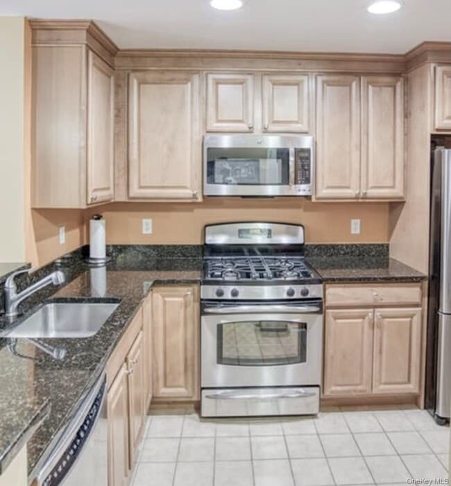 Building Photo - 1321 Round Pointe Dr