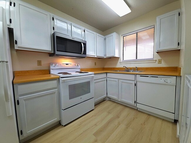 Building Photo - Get ready to fall in love with comfortable, carefree living at Courtyard Condominiums in Tyler, TX!