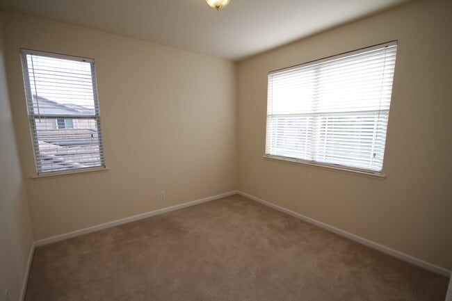 Building Photo - Located in Stonelake, 4 Bed, 2.5 Bath Elk ...
