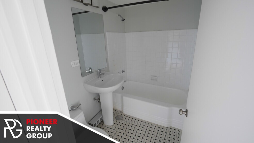 Building Photo - 433 W Wellington Ave