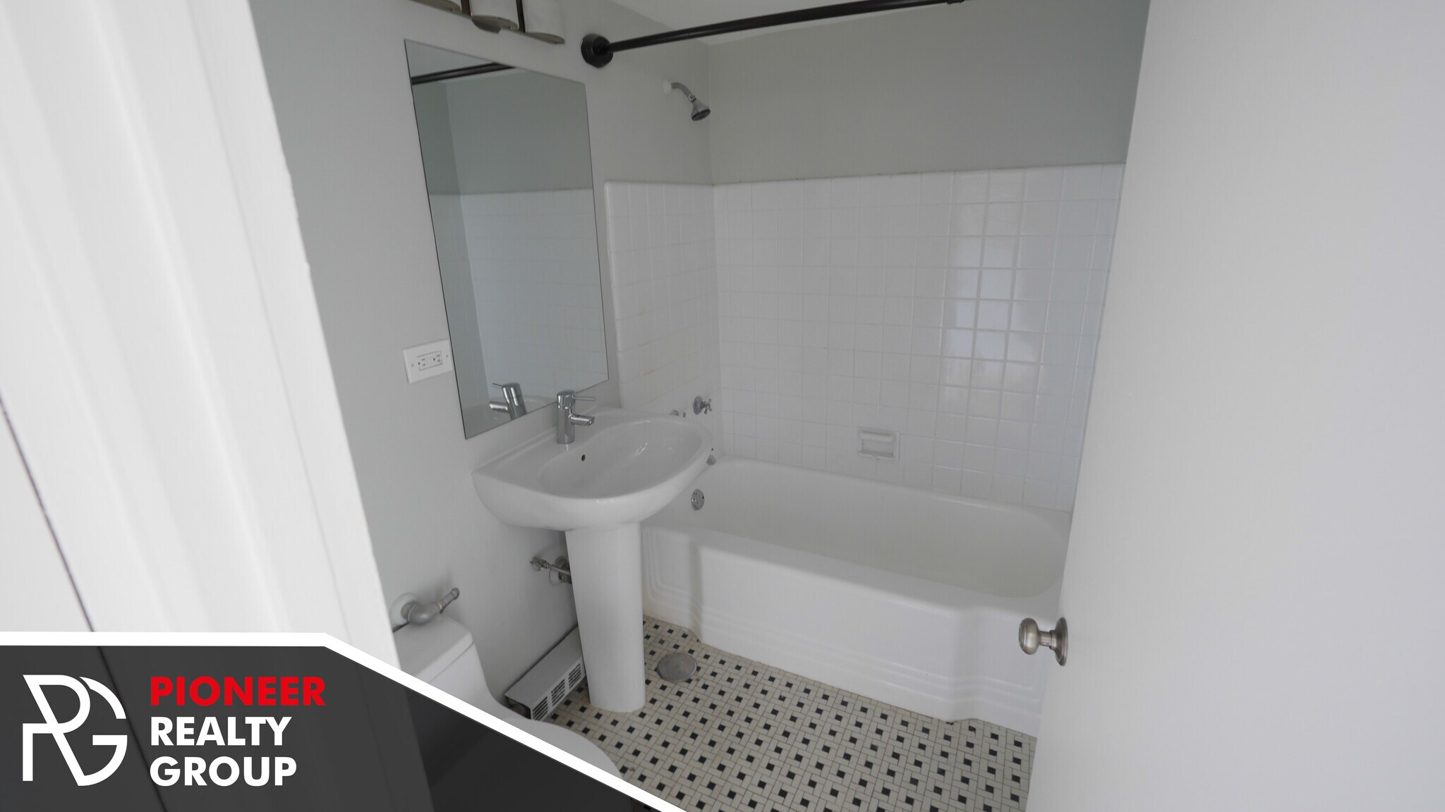 Building Photo - 433 W Wellington Ave