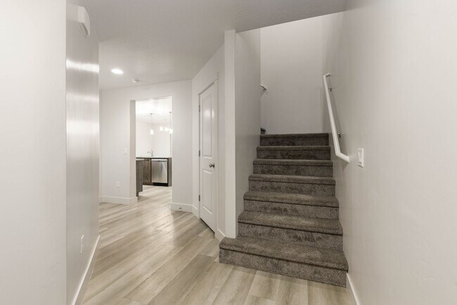 Building Photo - 3 bed | 2.5 bath | 2-car Townhome with Was...