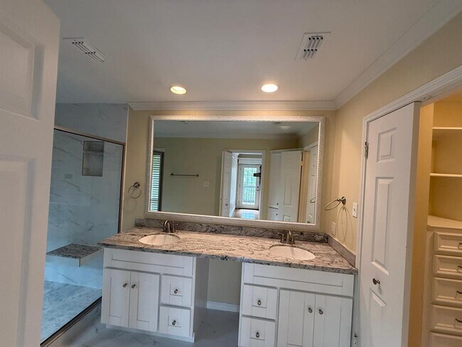 Building Photo - 201 Vanderpool Ln