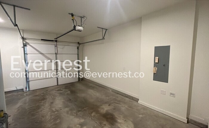 Building Photo - 724 Belletrace Cir