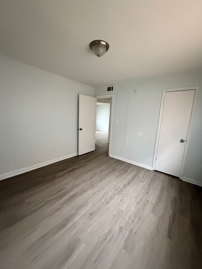 Building Photo - Dodson Courtyard Apartments | 1 & 2 BEDROOMS _ MOVE IN READY