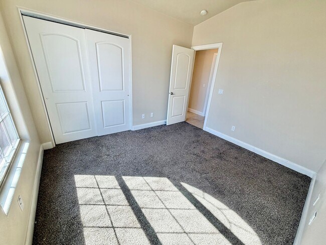 Building Photo - Charming 3 Bed 2 Bath + DEN/OFFICE Area!