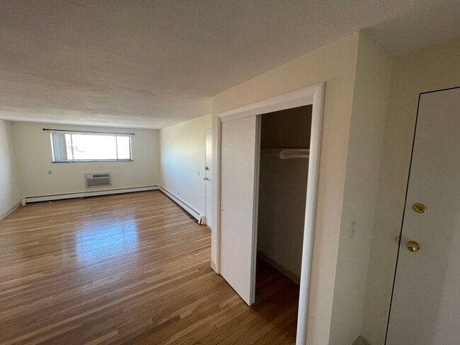 Building Photo - Top level apartment with city and water views in Watertown Square