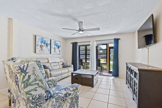 Building Photo - 3800 Saxon Dr