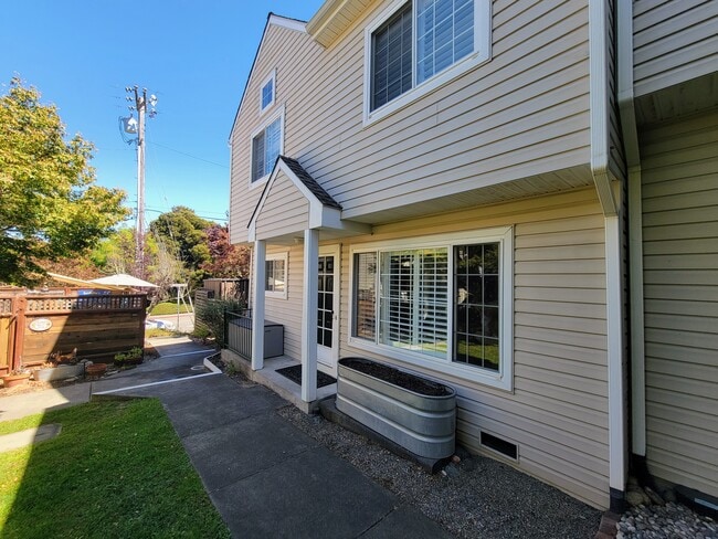 Building Photo - 120 Golden Ridge Ave