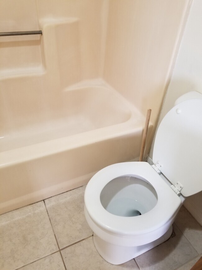 Building Photo - 1642 Post Rd